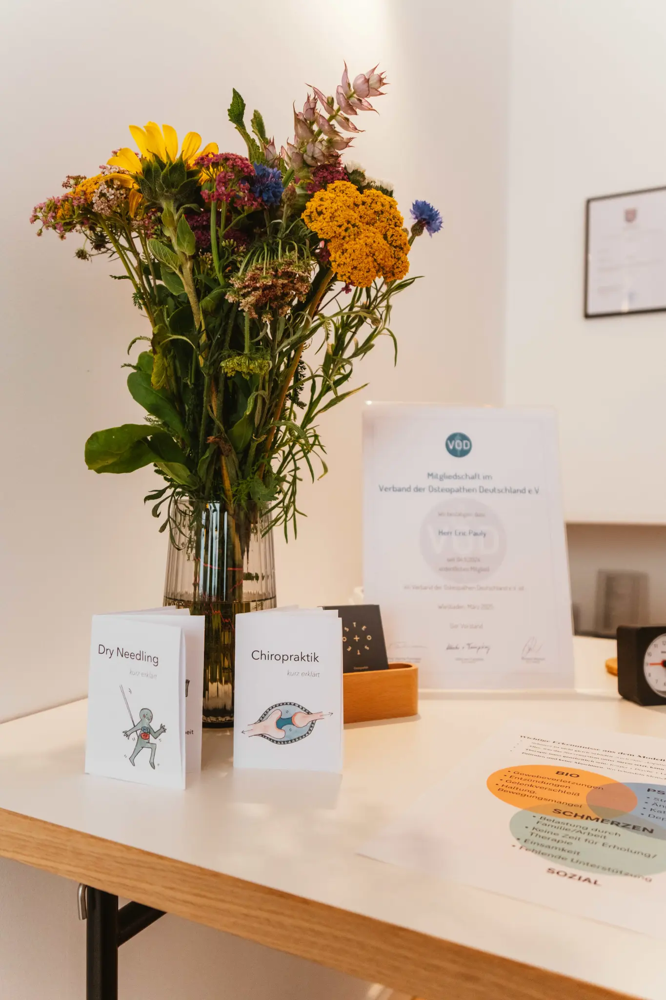 Blumen und Informationsmaterial im Eingangsbereich